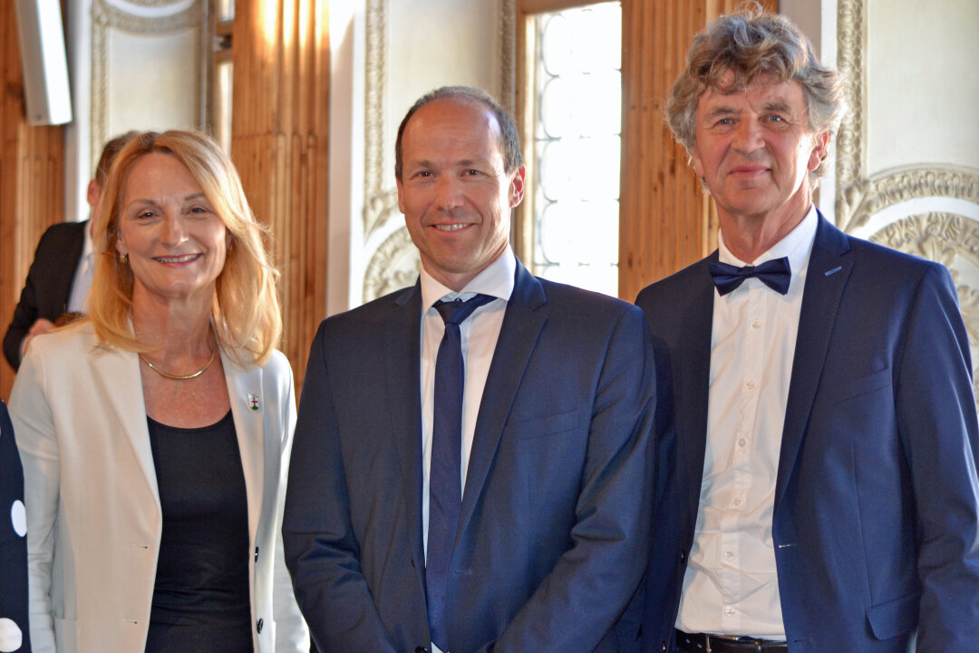 Eine Porträtaufnahme zeigt Frau Baumgartl, Herrn Schäffler und Herrn Kirchner